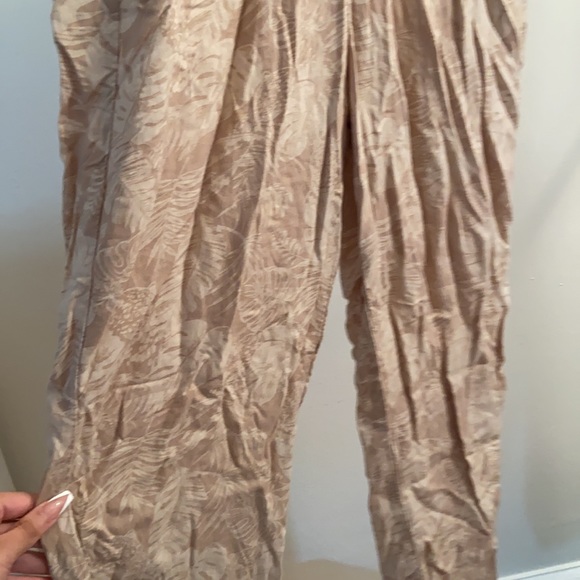Divided Leaf Printed Pants 4 - Picture 5 of 6